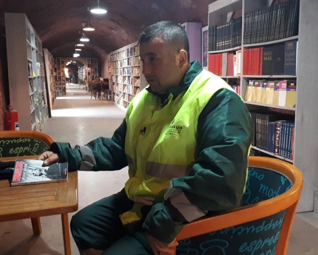 Temizlik İşçileri Çöpten Topladıkları Kitaplarla Kütüphane Kurdu