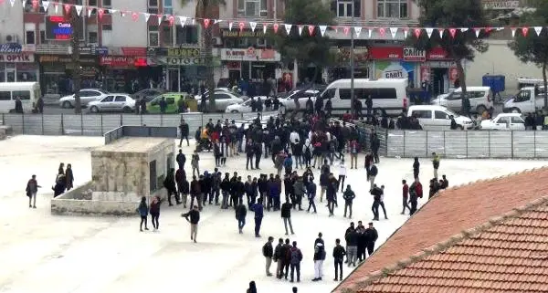 Caddedeki Liseliler Kemerlerle Birbirine Girdi: 3 Yaralı