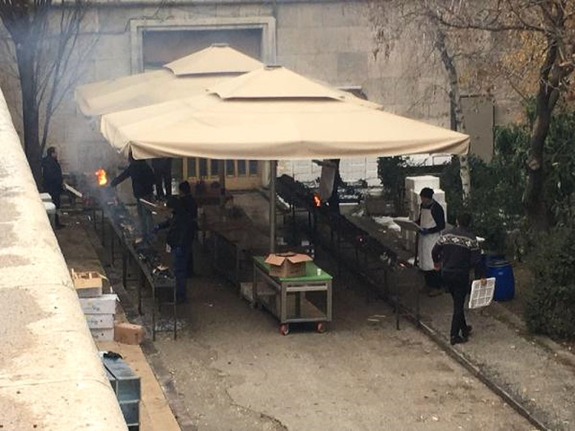 Meclis'te Mangallar Yakıldı, Vekillere 1 Ton Hamsi İkram Edildi