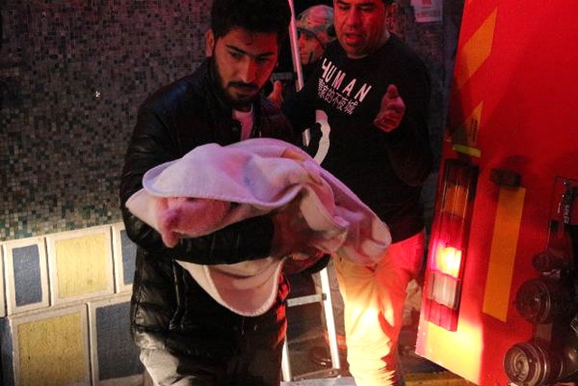 Beyoğlu'nda Yangın Paniği: Mahsur Kalanları <a class='keyword-sd' href='/itfaiye/' title='İtfaiye'>İtfaiye</a> Kurtardı