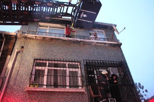 Beyoğlu'nda Yangın Paniği: Mahsur Kalanları İtfaiye Kurtardı
