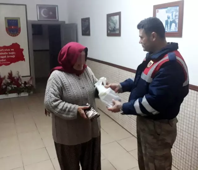 Evin Kızı Altınları Çalıp Erkek Arkadaşına Verdi