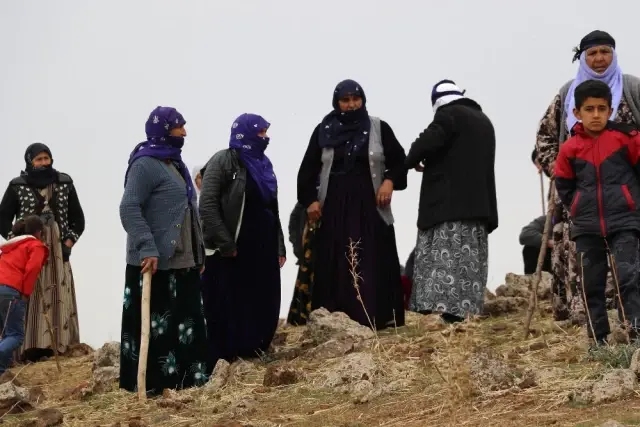 Diyarbakır'da Mezarlarını Yerinde Bulamayan Köylüler Ayağa Kalktı: Çimentonun İçine Kattılar