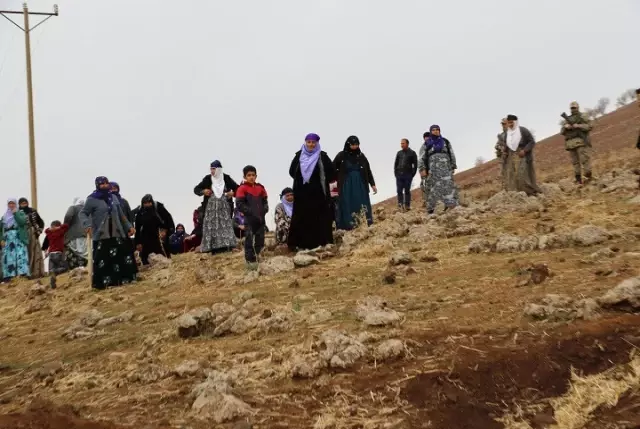Diyarbakır'da Mezarlarını Yerinde Bulamayan Köylüler Ayağa Kalktı: Çimentonun İçine Kattılar