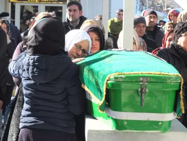 Cinnet Kurbanı Mühendis Kadın Son Yolculuğuna Uğurlandı