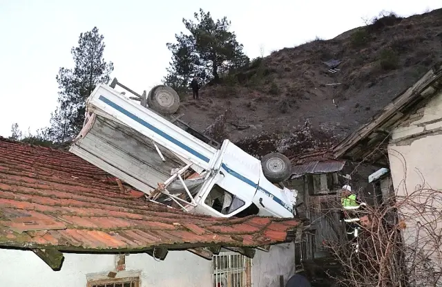 80 Metrelik Uçurumdan Yuvarlanan Kamyon, Tek Katlı Evin Çatısına Düştü