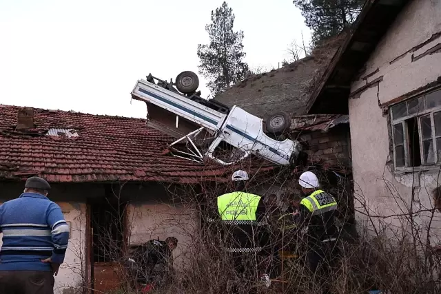 80 Metrelik Uçurumdan Yuvarlanan Kamyon, Tek Katlı Evin Çatısına Düştü