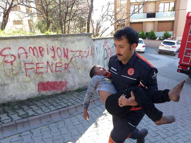 Yangından Kurtarılan Küçük Emir, İtfaiye ve Polisin Çabasıyla Ambulansa Yetiştirildi