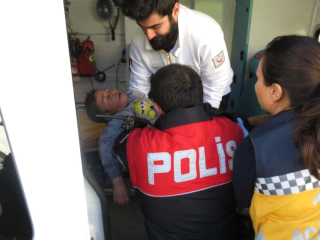 Yangından Kurtarılan Küçük Emir, İtfaiye ve Polisin Çabasıyla Ambulansa Yetiştirildi