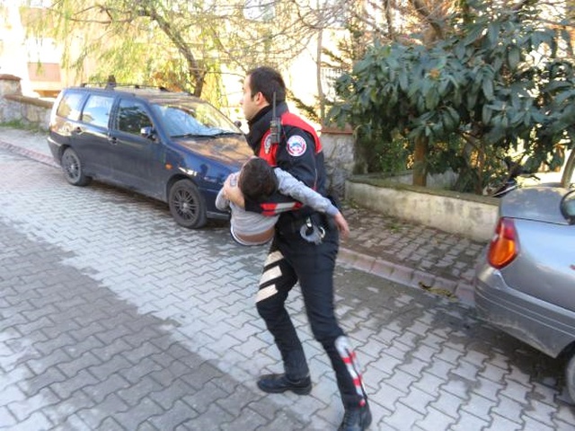 Yangından Kurtarılan Küçük Emir, İtfaiye ve Polisin Çabasıyla Ambulansa Yetiştirildi