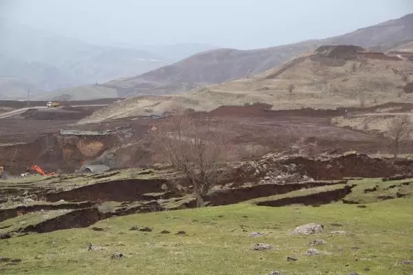 Bingöl'de Demir Yolu İnşaatının Neden Olduğu Heyelan Köylüleri Korkutuyor