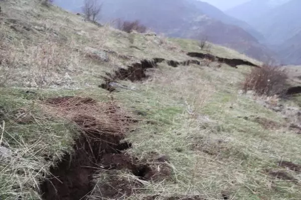 Bingöl'de Demir Yolu İnşaatının Neden Olduğu Heyelan Köylüleri Korkutuyor