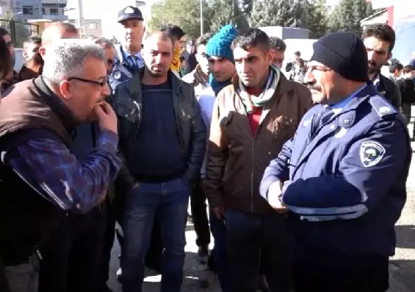 Tezgahları Kaldırılan Pazarcı, Ağzındaki Takma Dişlerini Çıkarıp İsyan Etti