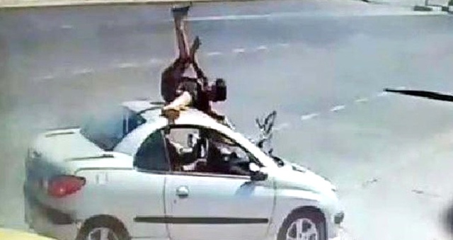 Otomobilin Çarptığı Bisikletli Çocuk, Aracın Üzerine Düşüp Takla Attı