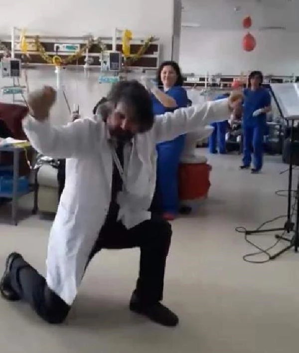 Doktor, Kemoterapi Gören Hastalara Şarkı Söyleyip Zeybek Oynadı