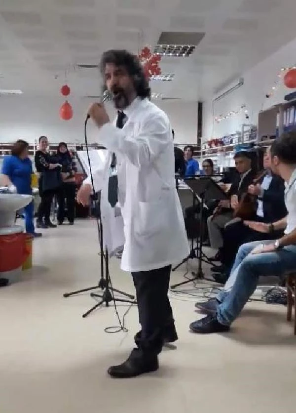 Doktor, Kemoterapi Gören Hastalara Şarkı Söyleyip Zeybek Oynadı