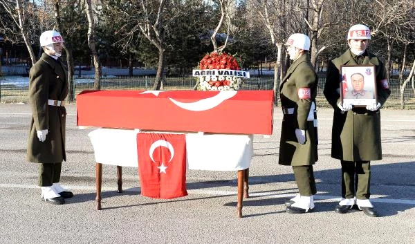 Şehit Cenazesine Katılan AK Partili Vekil, Bir Askerin Üşüyen Babasına Paltosunu Verdi