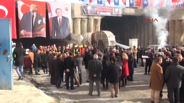 Mevlana Tüneli'nde, Uzun İnce Bir Yoldayım Türküsü Eşliğinde Yürüdüler