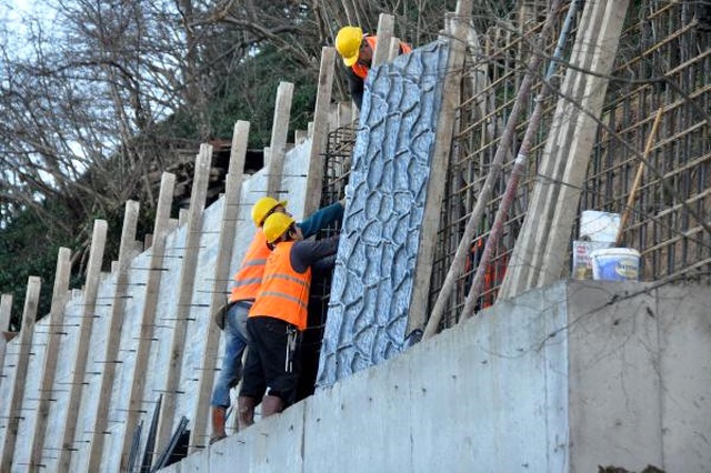 Sürmene'de Bir Mahalle Denize Kayıyor! 7 Bina Boşaltıldı, 200 Kişi Tahliye Edildi