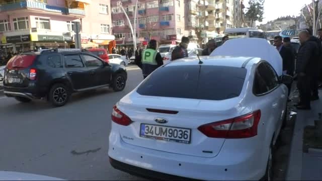 İkiz Plakalı Otomobiller Karşılıklı Park Edince Yakalandı