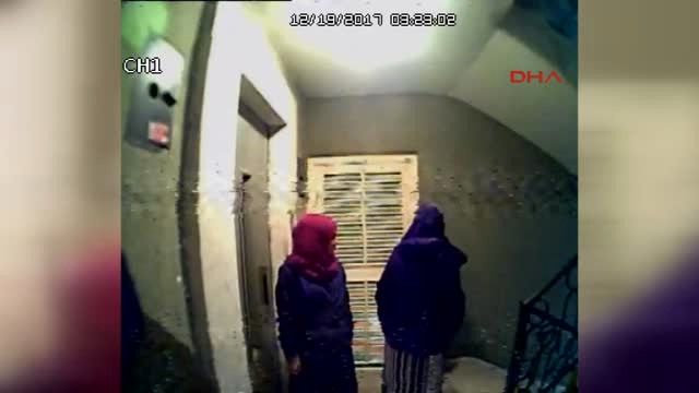 Kadın Hırsızlar, Kapı Merceğindeki Kameraya Yakalandı