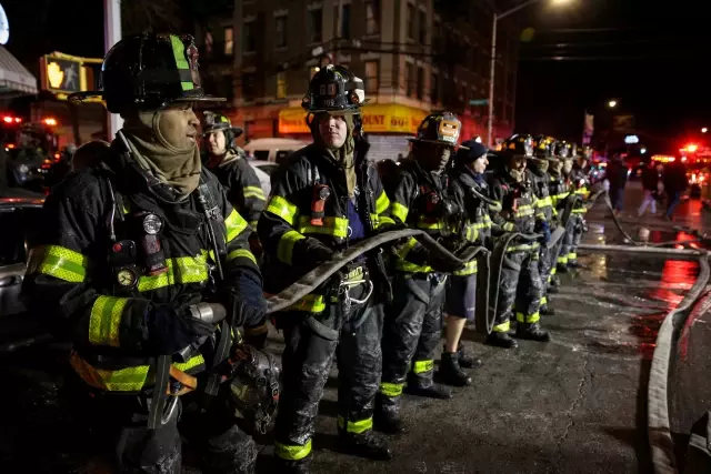 New York'ta Son 25 Yılın En Büyük Yangını: 12 Ölü