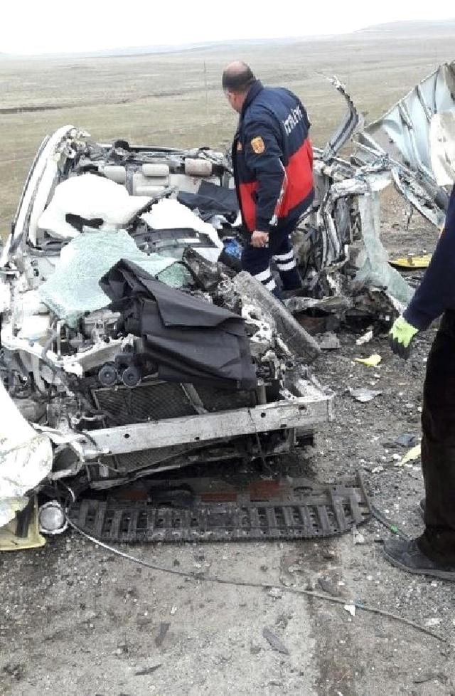 Ağrı'da TIR ile Otomobil Kafa Kafaya Çarpıştı: 1'i <a class='keyword-sd' href='/bebek/' title='Bebek'>Bebek</a> 4 Ölü, 1 Yaralı