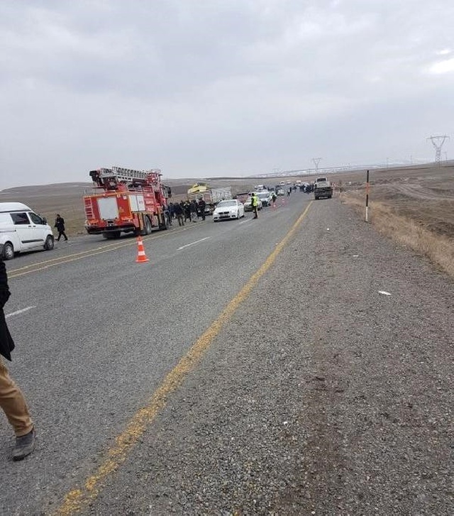 Ağrı'da TIR ile Otomobil Kafa Kafaya Çarpıştı: 1'i Bebek 4 Ölü, 1 Yaralı