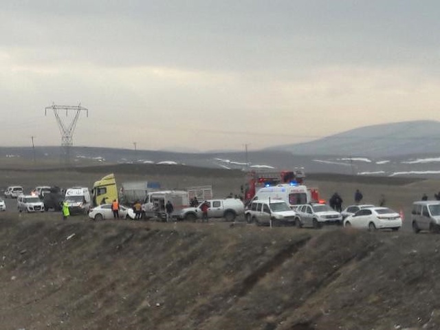 Ağrı'da TIR ile Otomobil Kafa Kafaya Çarpıştı: 1'i Bebek 4 Ölü, 1 Yaralı