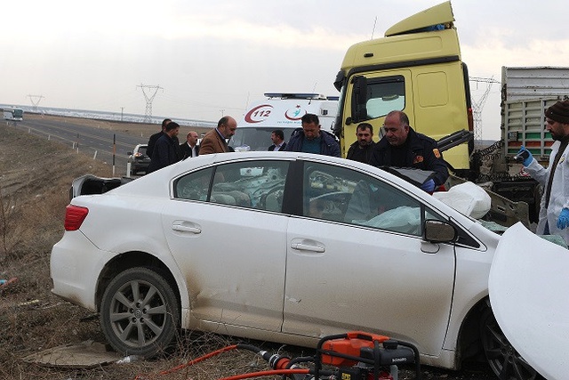 Ağrı'da TIR ile Otomobil Kafa Kafaya Çarpıştı: 1'i Bebek 4 Ölü, 1 Yaralı