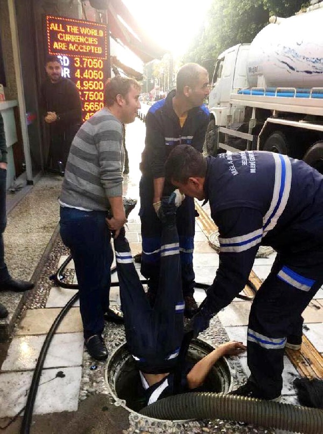 Bodrum'da Tıkanan Rögara Türk Usülü Çözüm! Arkadaşlarını Rögara Sarkıttılar