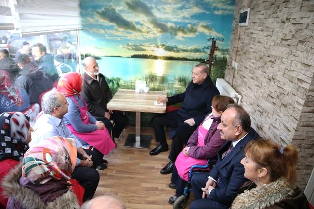 Esnafın Ricasını Kırmadı! Erdoğan Börekçide Vatandaşlarla Sohbet Etti