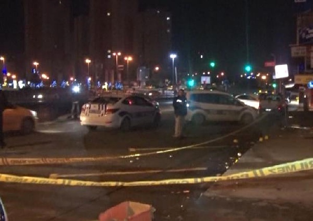 Küçükçekmece'de Gazino Çıkışında Silahlı Kavga: 2 Yaralı