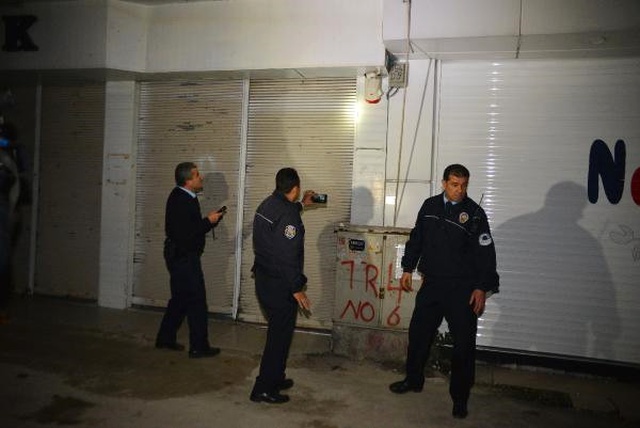 Acemi Hırsızlar, Mağazaya Giremeden Polise Yakalandılar