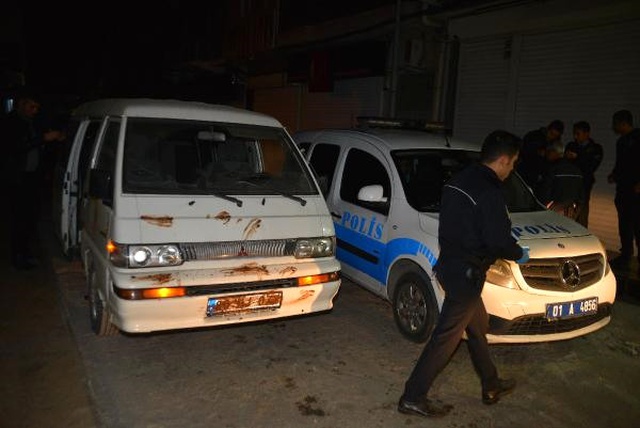 Acemi Hırsızlar, Mağazaya Giremeden Polise Yakalandılar
