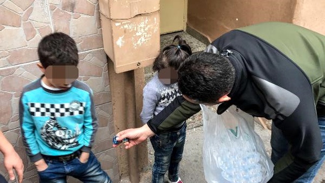Yangından Kurtarılan Suriyeli Çocukları, Polis Çikolata Vererek Sakinleştirdi