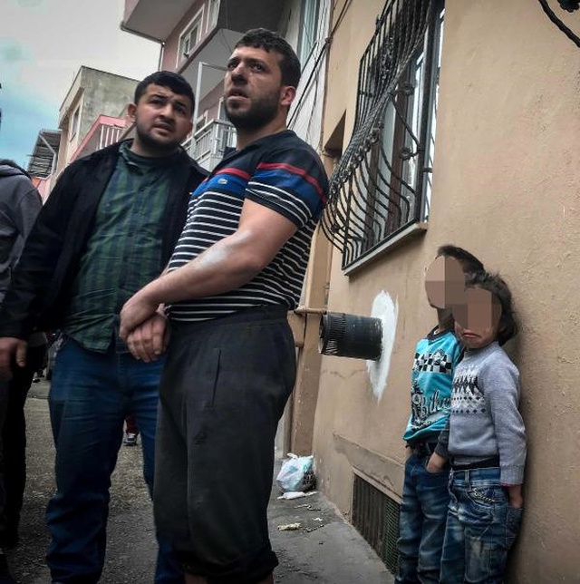 Yangından Kurtarılan Suriyeli Çocukları, Polis Çikolata Vererek Sakinleştirdi