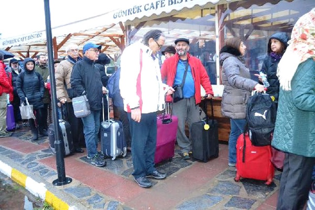 Yılbaşı Tatili İçin Yunanistan'a Gitmek İsteyenler Metrelerce Kuyruk Oluşturdu