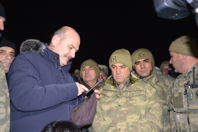 Bakan’dan Sürpriz! Kato’daki Askerler, Futbolcu <a class='keyword-sd' href='/burak-yilmaz/' title='Burak Yılmaz'>Burak Yılmaz</a> ve Şarkıcı Yusuf Güney’le Konuştu