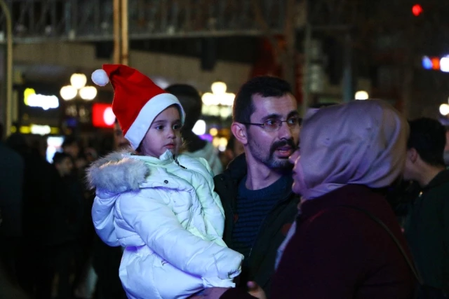 Ankaralılar Yeni Yıl İçin Kızılay'a Aktı! Meydan Trafiğe Kapatıldı