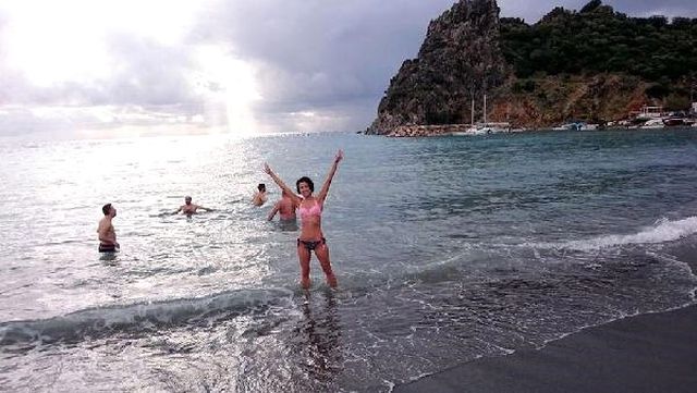 Yılbaşında Kar Beklerken Turistler Muğla'da Denize Girdi