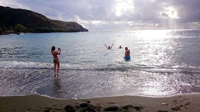 Yılbaşında Kar Beklerken Turistler Muğla'da Denize Girdi