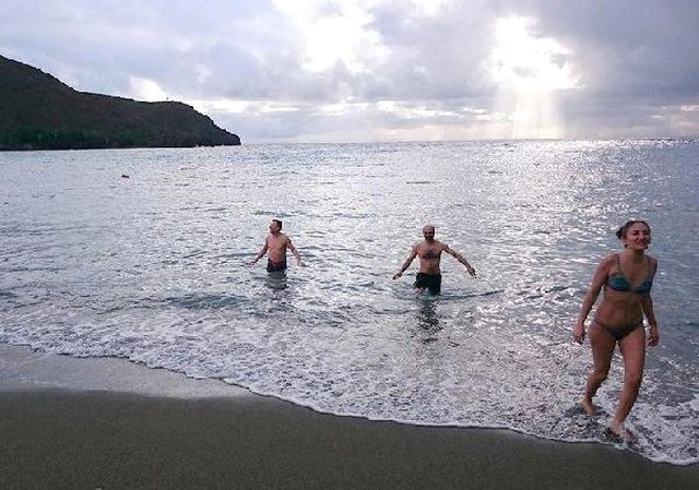 Yılbaşında Kar Beklerken Turistler Muğla'da Denize Girdi