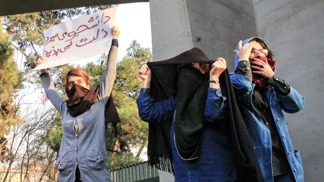 İran'da Devrim Muhafızları: Protestolara Devam Edenler 'Demir Yumrukla' Karşılaşır