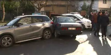 17 Yaşındaki Sürücü, Park Halindeki 3 Araca Çarpıp Kaçtı