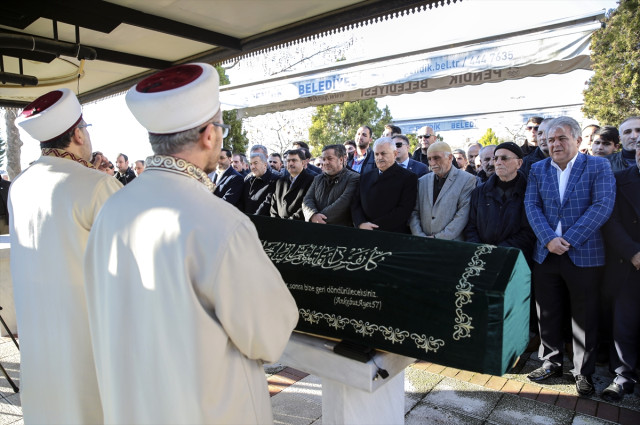 Başbakan Yıldırım'dan İlkokul Öğretmenine Büyük Vefa! Tabutunu Omuzladı