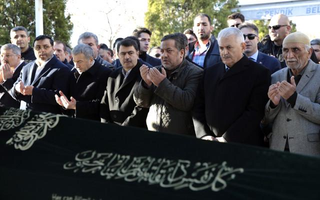 Başbakan Yıldırım'dan İlkokul Öğretmenine Büyük Vefa! Tabutunu Omuzladı