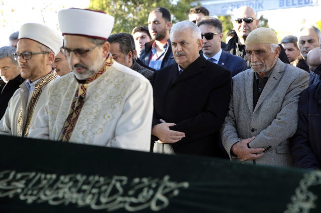 Başbakan Yıldırım'dan İlkokul Öğretmenine Büyük Vefa! Tabutunu Omuzladı