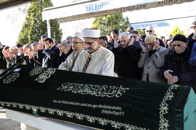 Başbakan Yıldırım'dan İlkokul Öğretmenine Büyük Vefa! Tabutunu Omuzladı