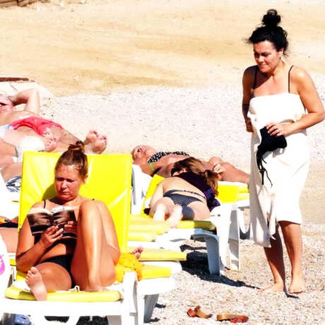 Bodrum 2018'i Güneşle Karşıladı, Bikinisini Kapan Sahile Koştu